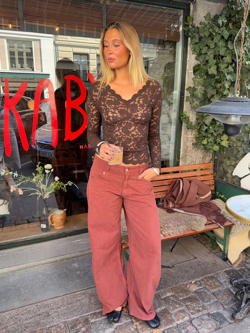 Bodil langærmet bluse med blonder - Brun