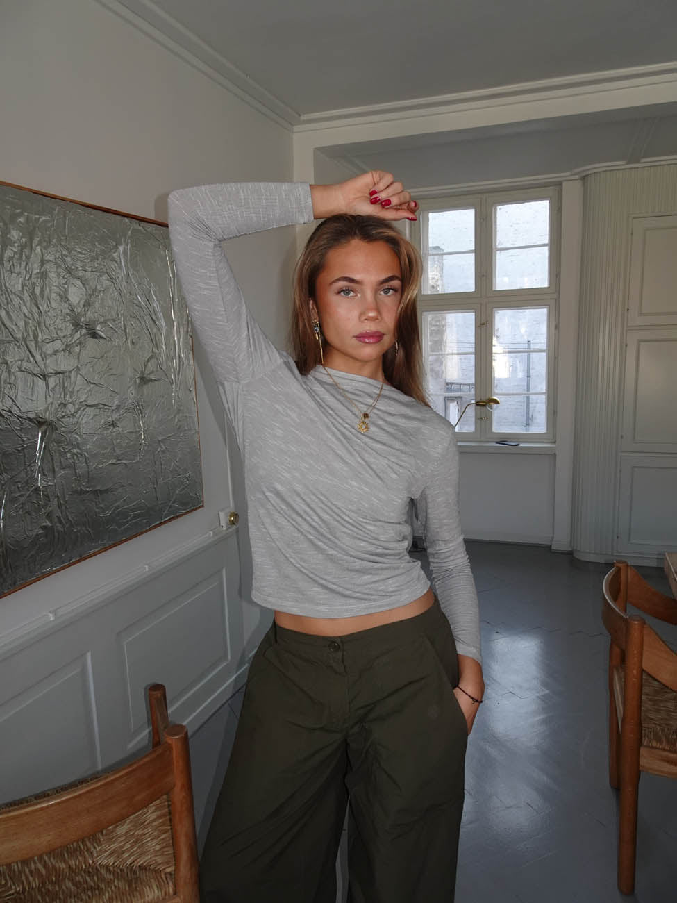 Cornelia bluse med åben ryg - Lysegrå