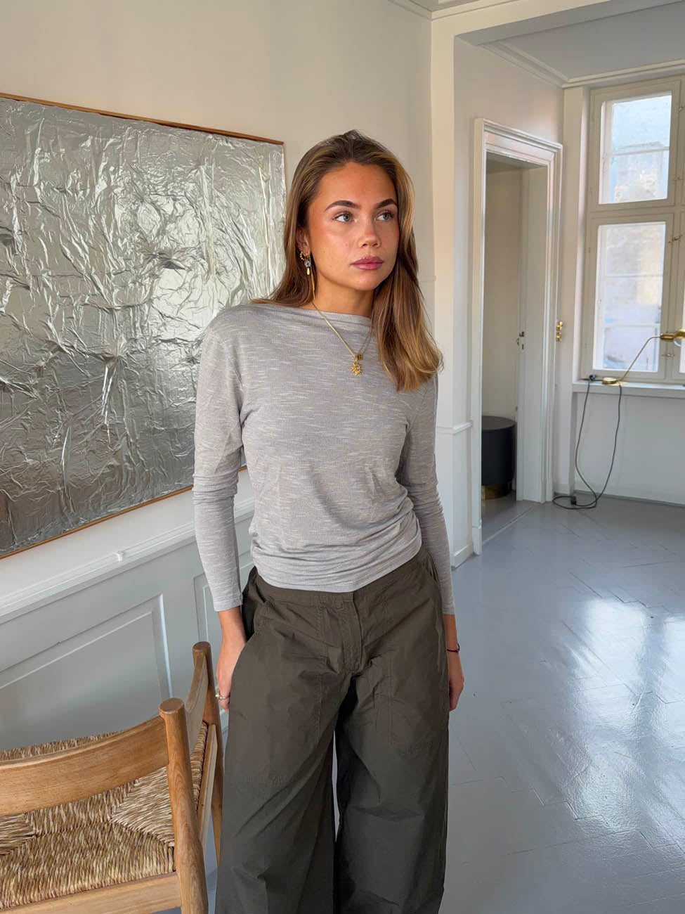 Cornelia bluse med åben ryg - Lysegrå