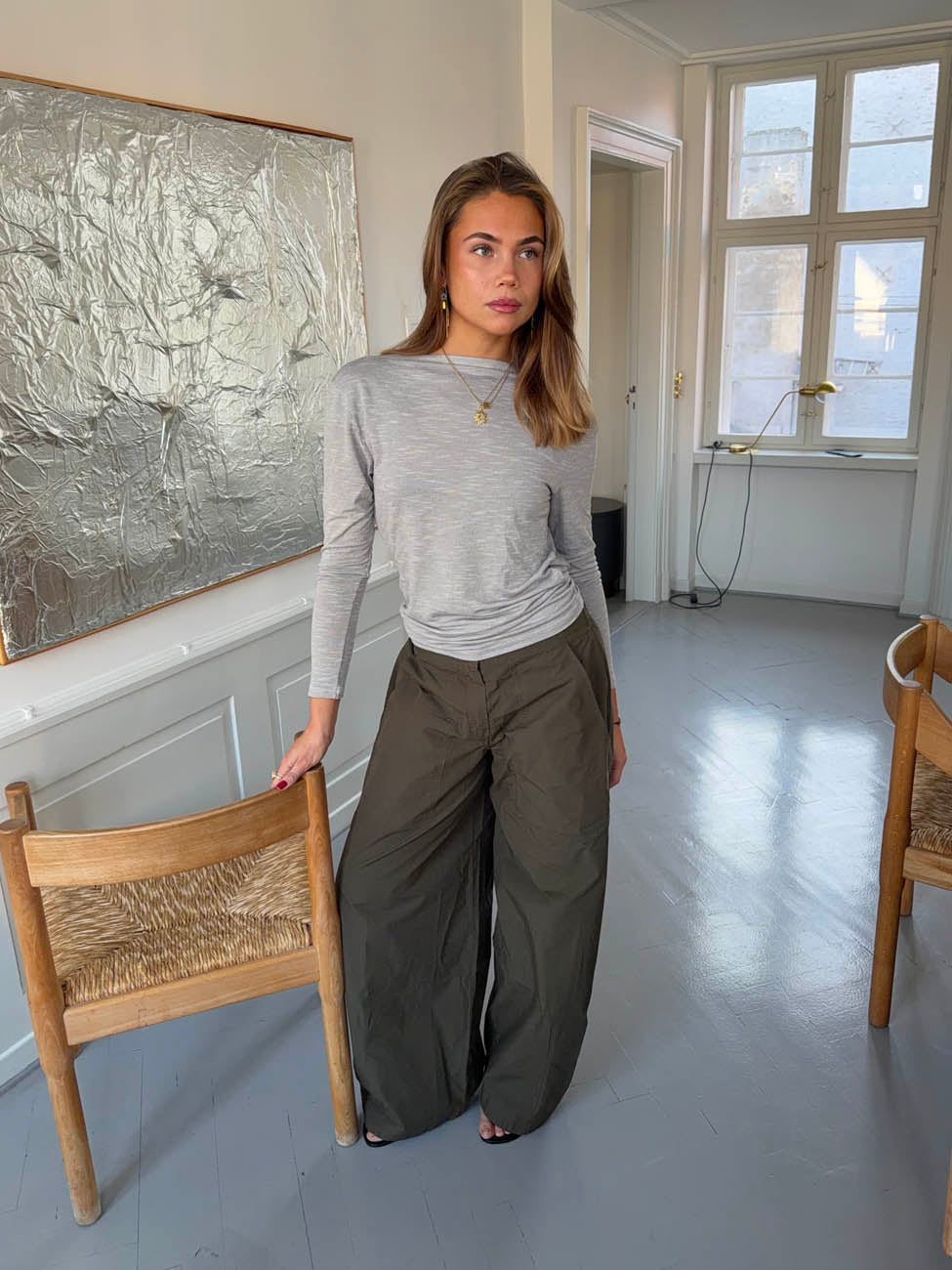 Cornelia bluse med åben ryg - Lysegrå