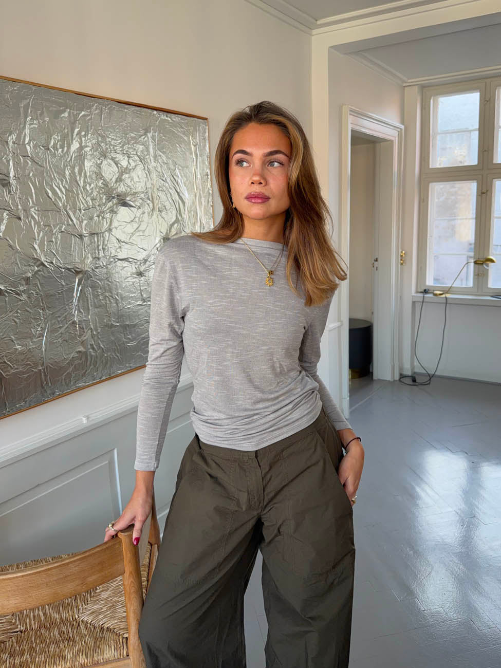 Cornelia bluse med åben ryg - Lysegrå