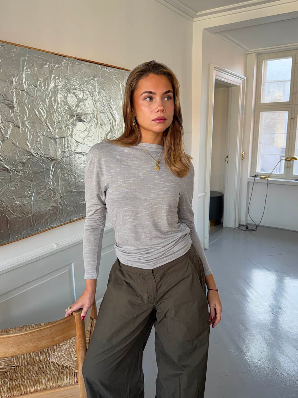 Cornelia bluse med åben ryg - Lysegrå