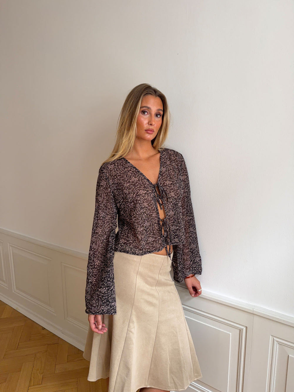 Kara bluse med bindebånd - Brun