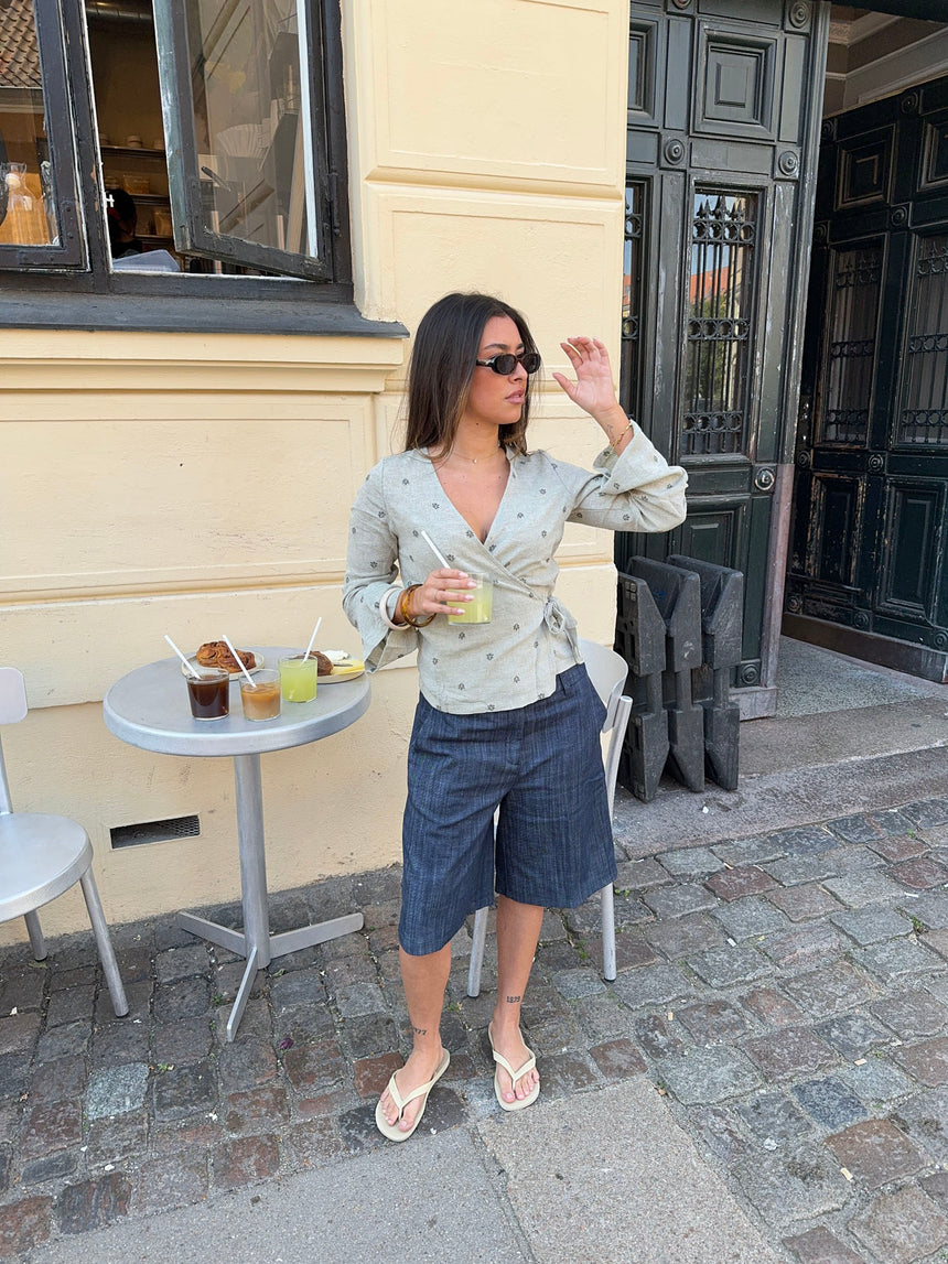 Isabeau bluse med bindedetalje - Kaki