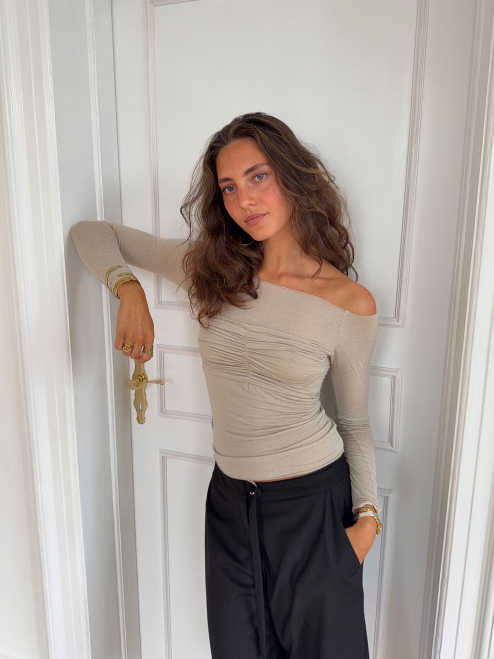 Margit bluse med detalje - Beige