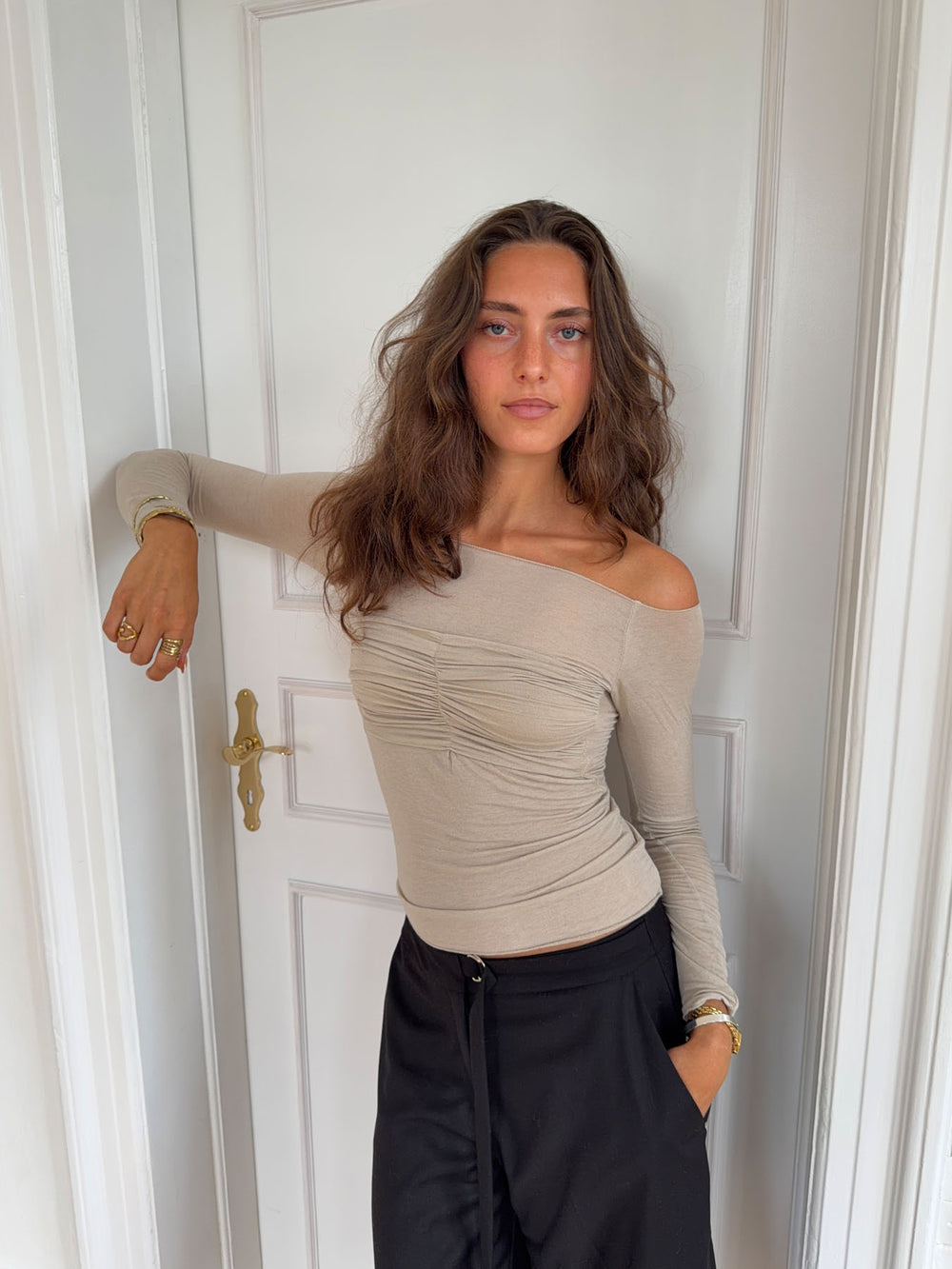 Margit bluse med detalje - Beige