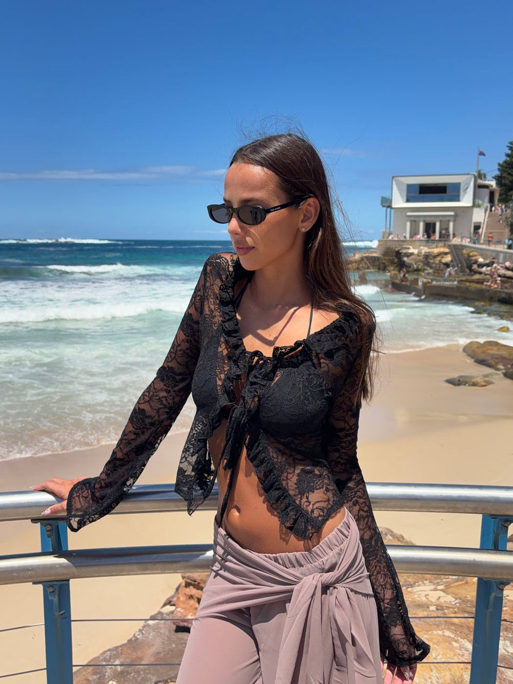 Margot bluse med flæser - Sort