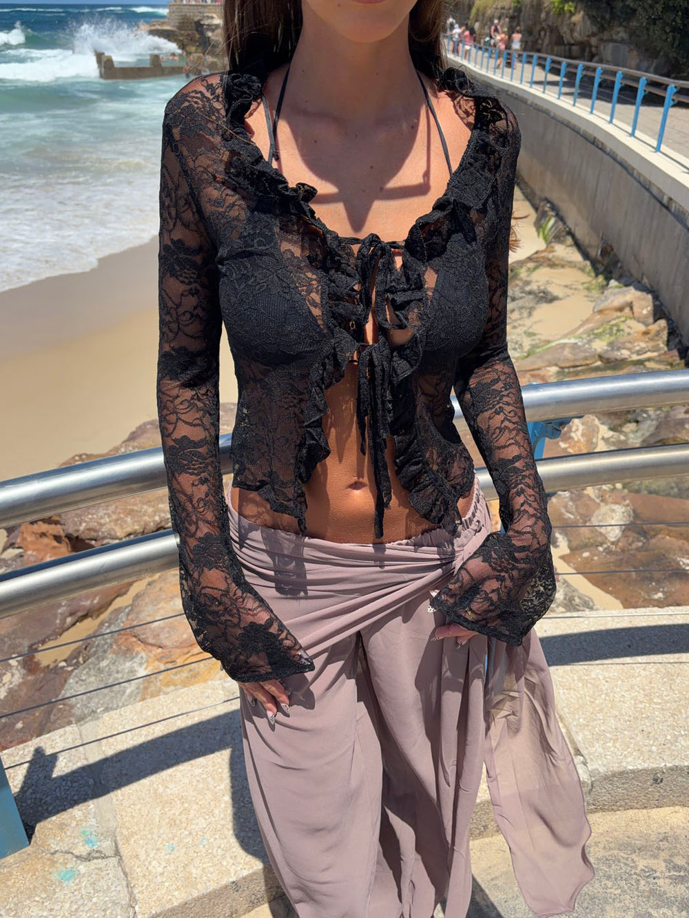 Margot bluse med flæser - Sort