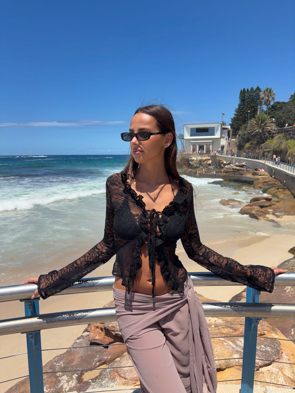 Margot bluse med flæser - Sort