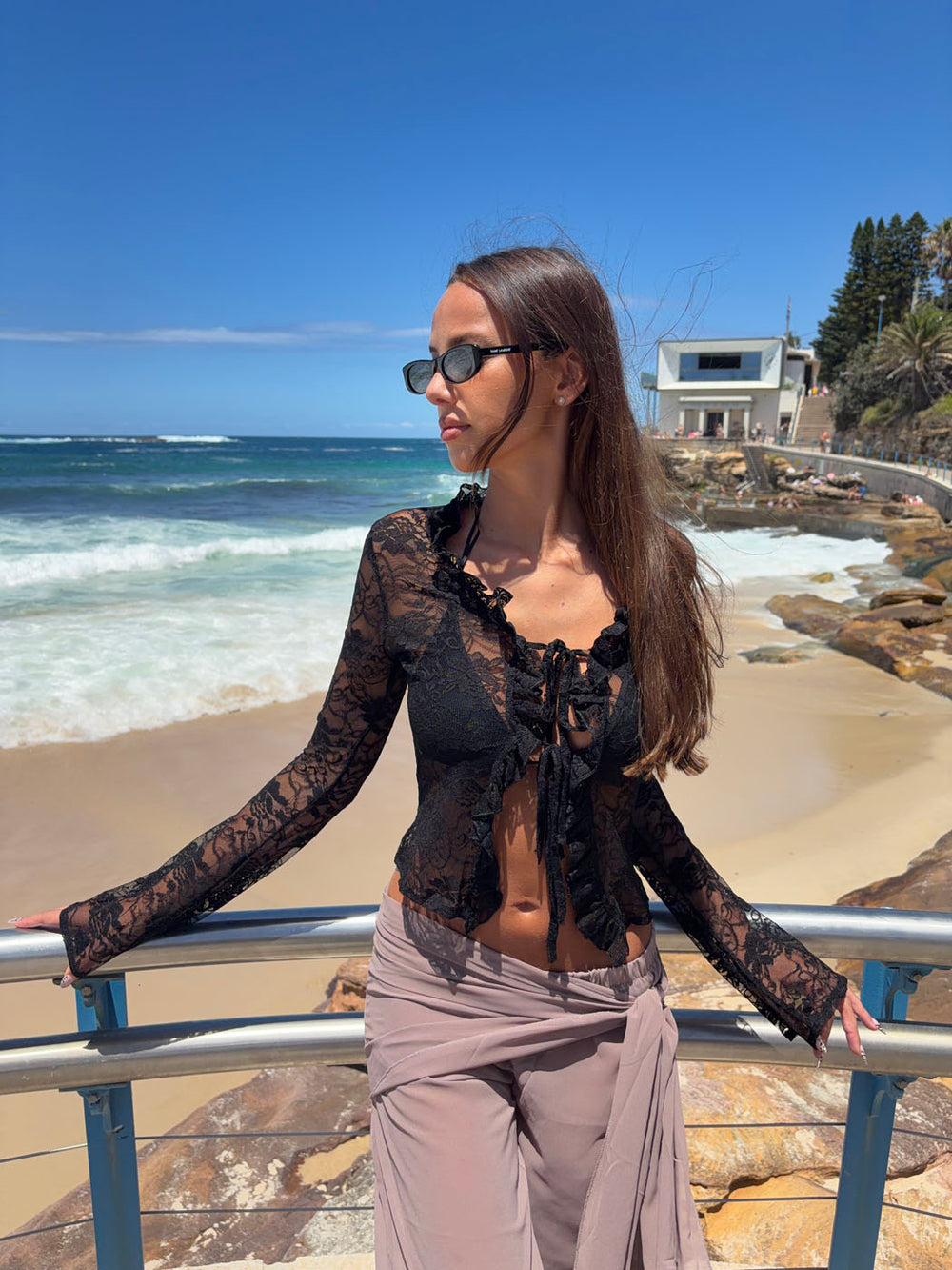 Margot bluse med flæser - Sort