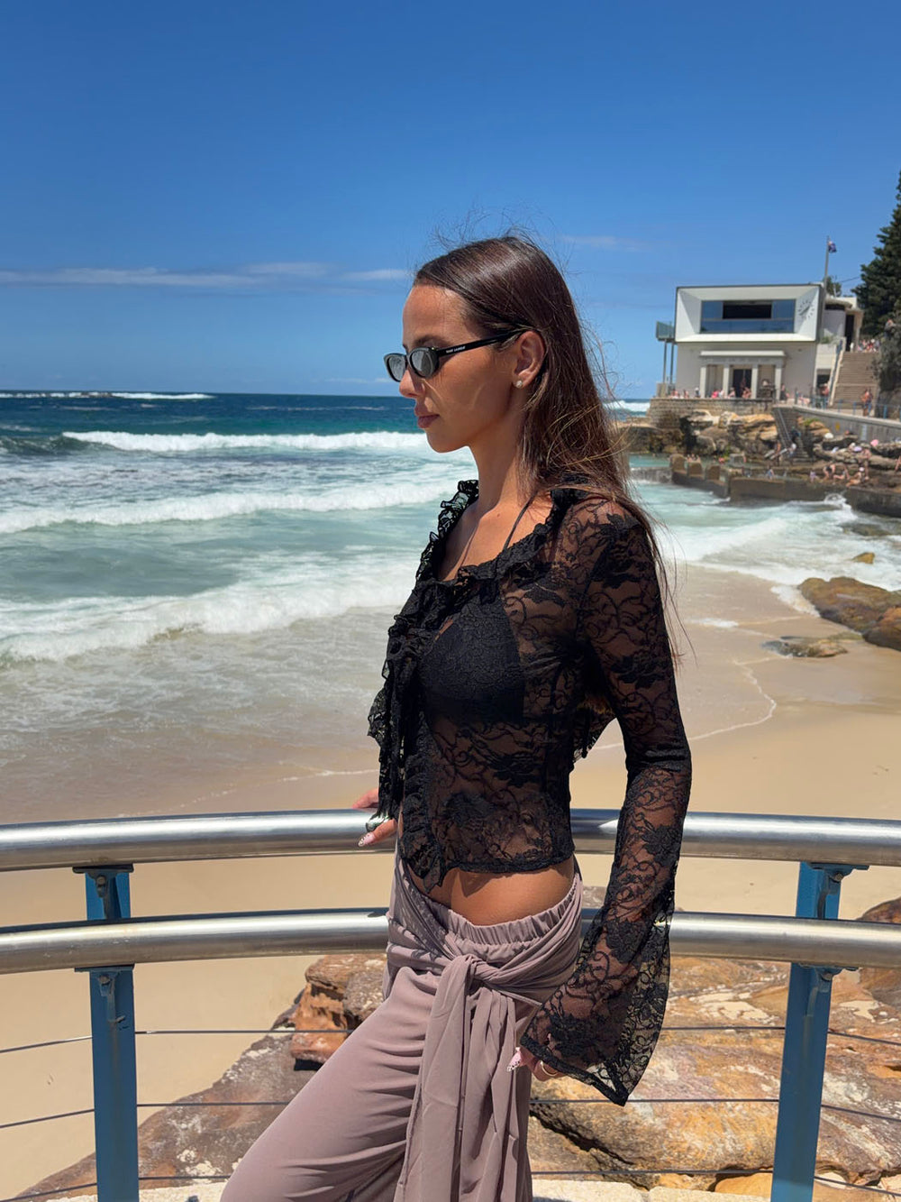 Margot bluse med flæser - Sort