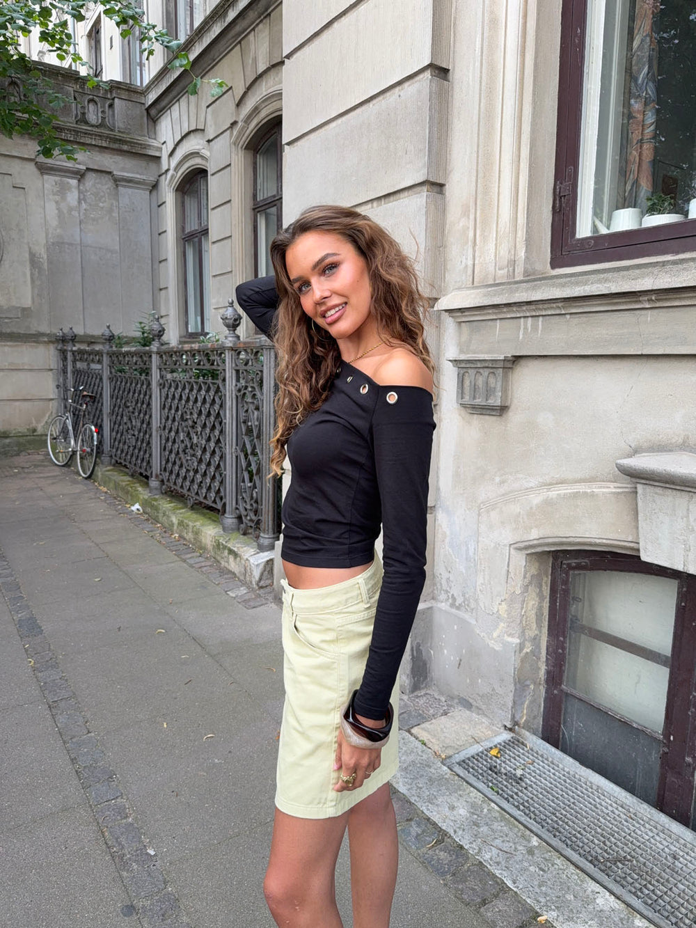 Bibbi bluse med metalringe - Sort