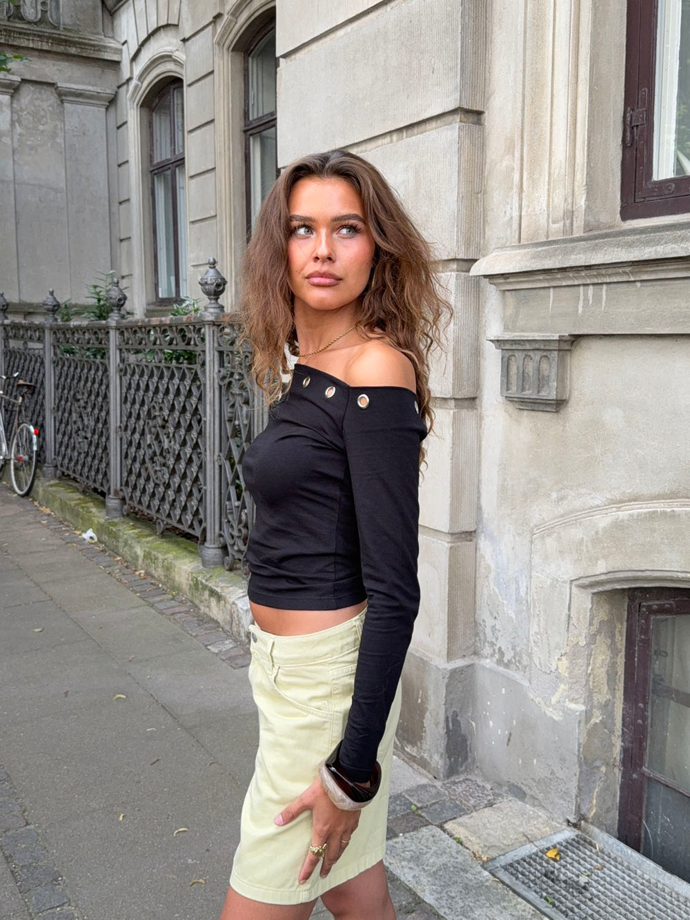 Bibbi bluse med metalringe - Sort