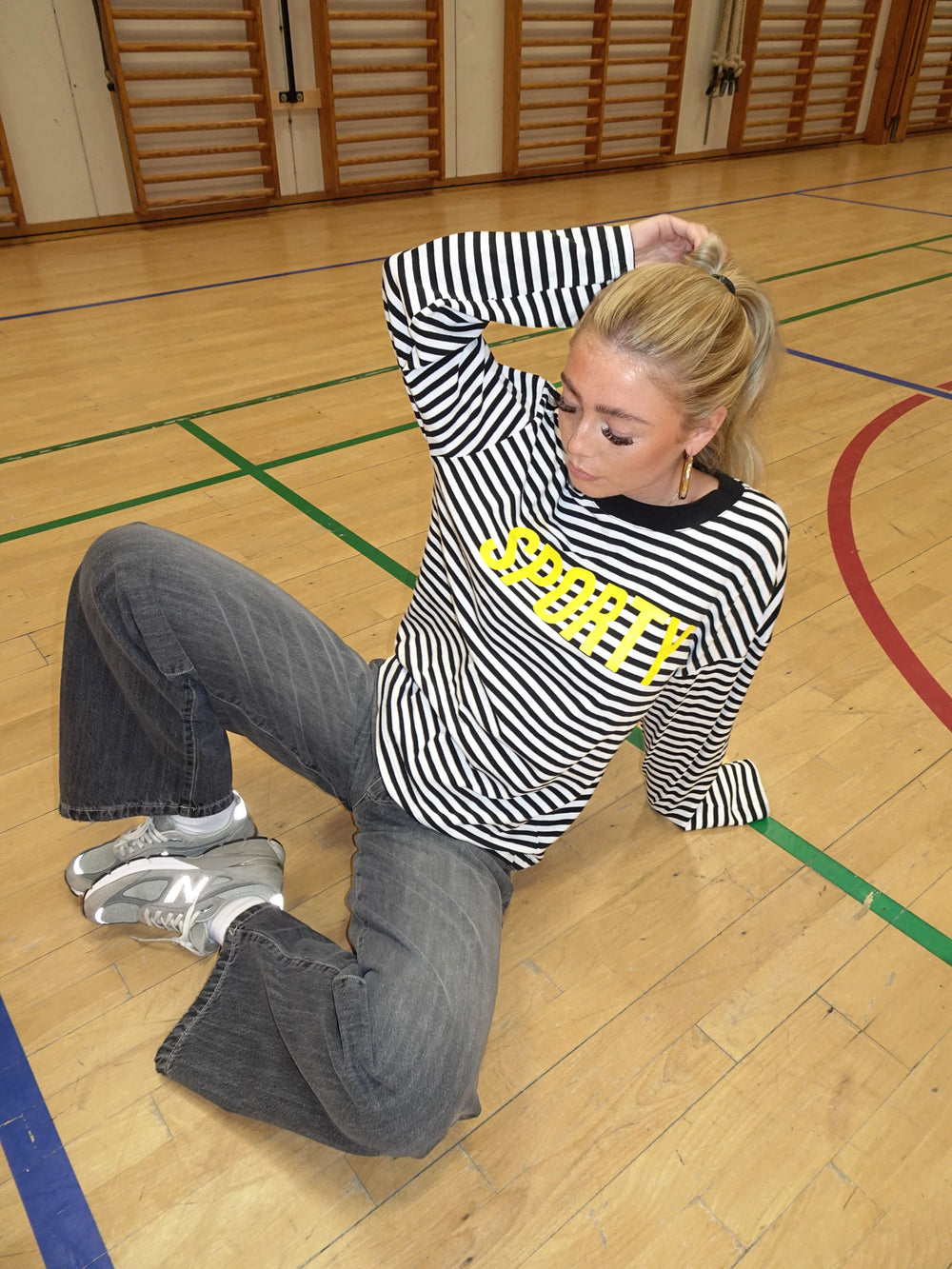 "Sporty" langærmet bluse med striber - Sort/hvid/gul