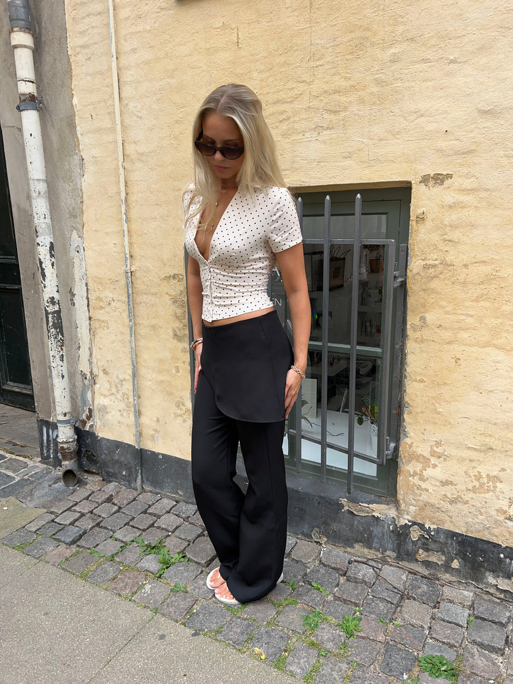 Kira bukser med slå om detalje - Sort