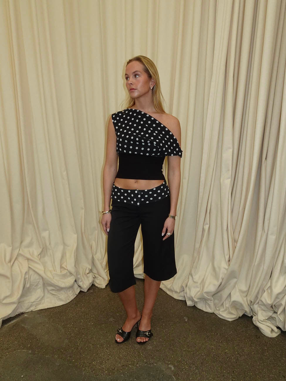 Calsia capri bukser med polkaprikker - Sort