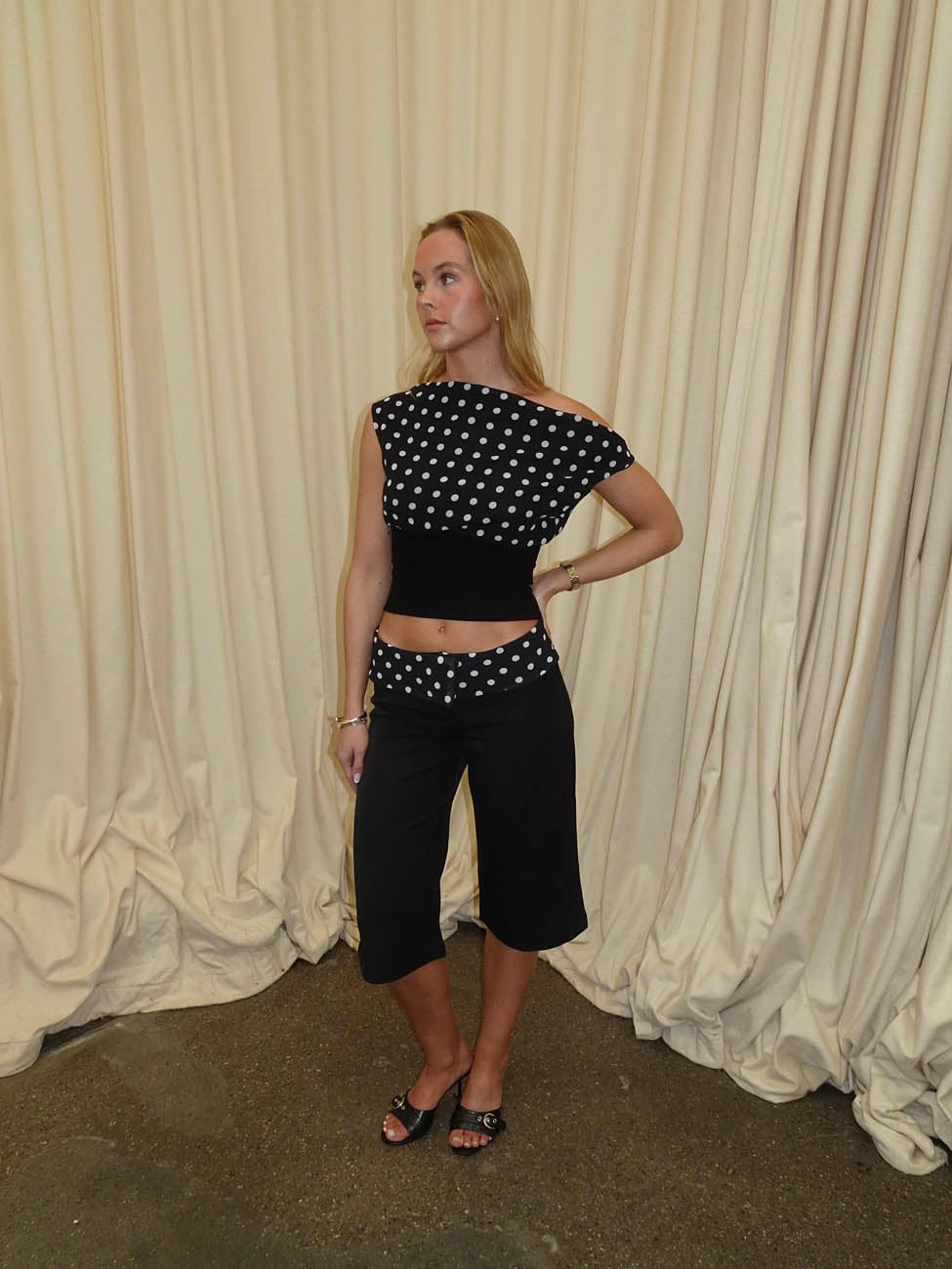 Calsia capri bukser med polkaprikker - Sort