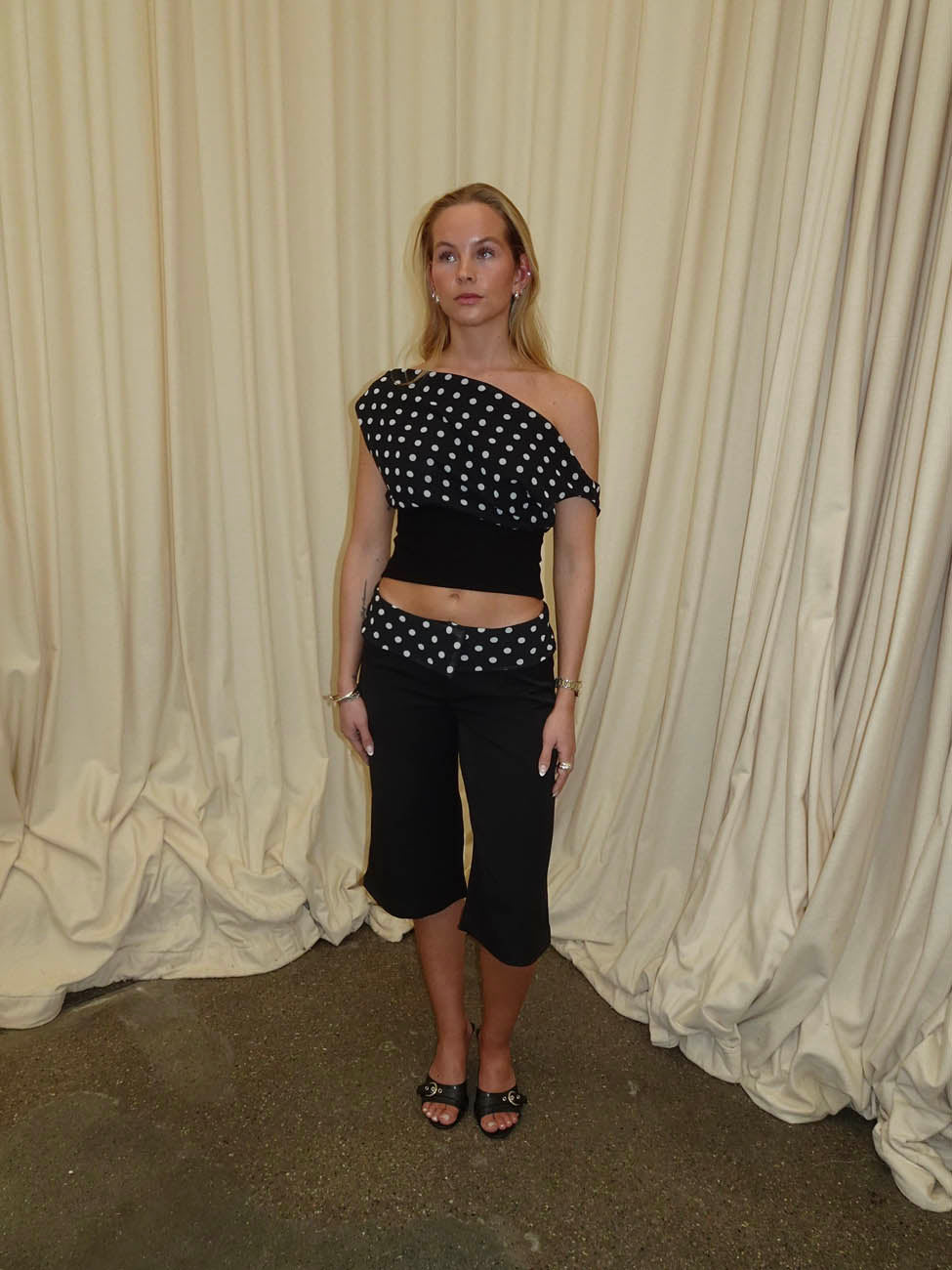 Calsia capri bukser med polkaprikker - Sort