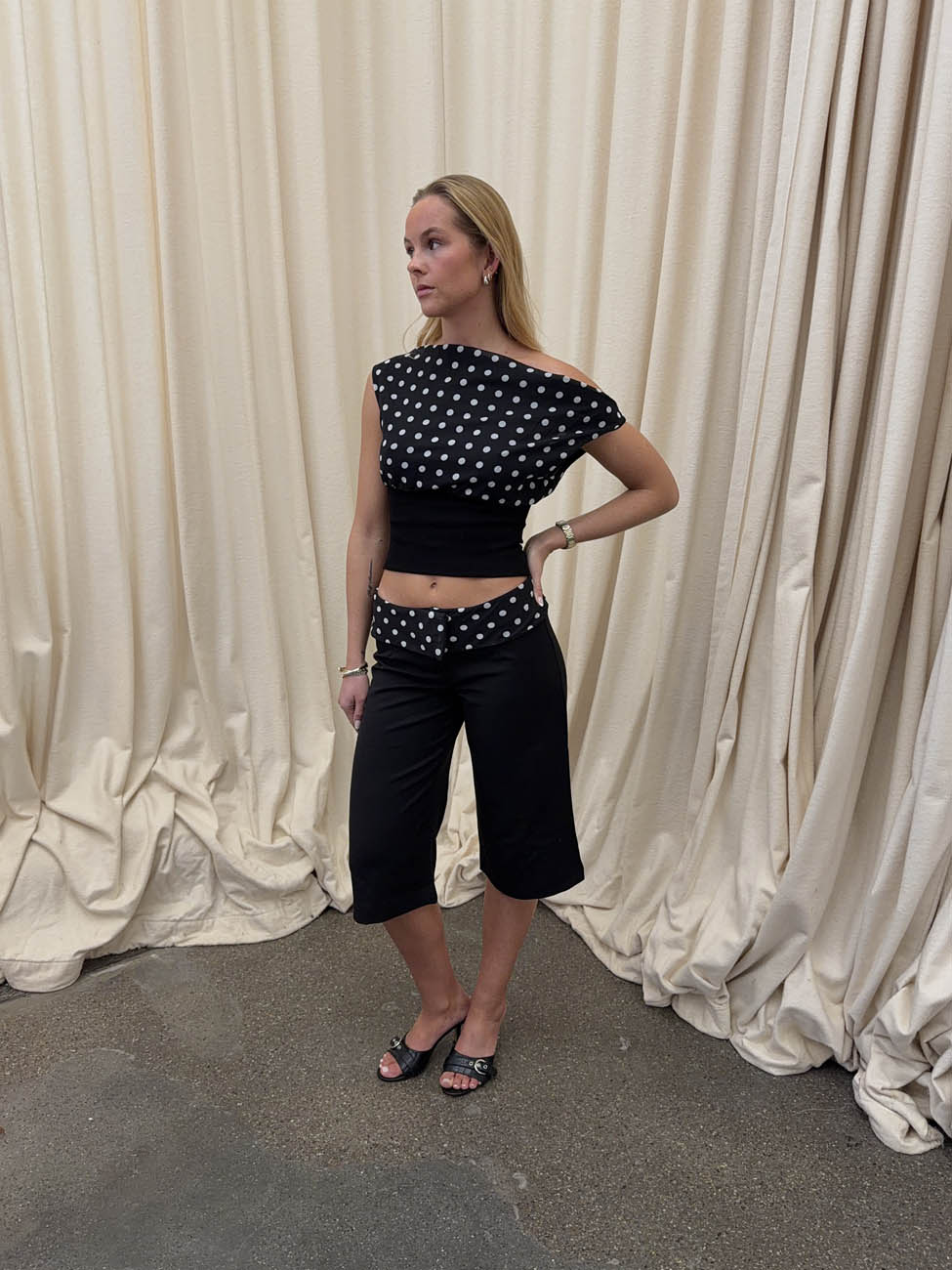 Calsia capri bukser med polkaprikker - Sort