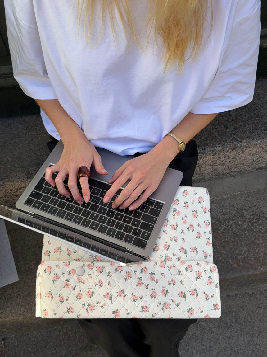 Hyld computer sleeve - Hvid med lyserøde blomster