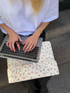 Hyld computer sleeve - Hvid med lyserøde blomster