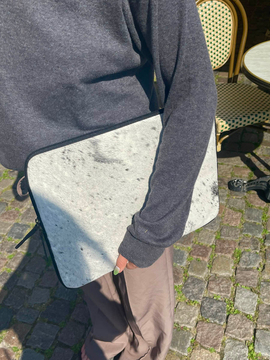 Atlantis computer sleeve i koskind - Sort/hvid/brun