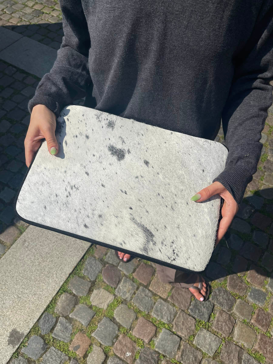 Atlantis computer sleeve i koskind - Sort/hvid/brun