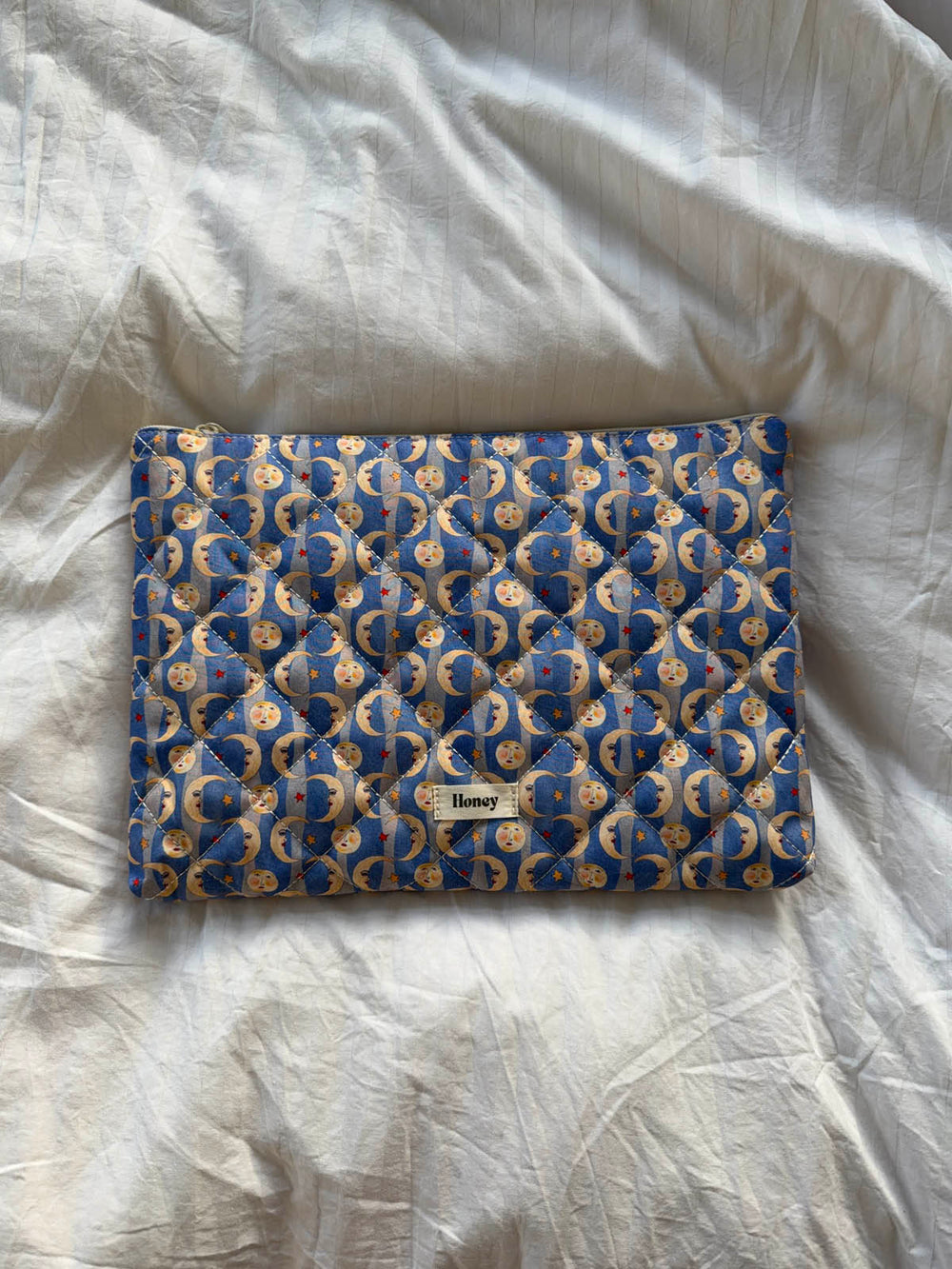 Honey computersleeve med måneprint - Blå/gul