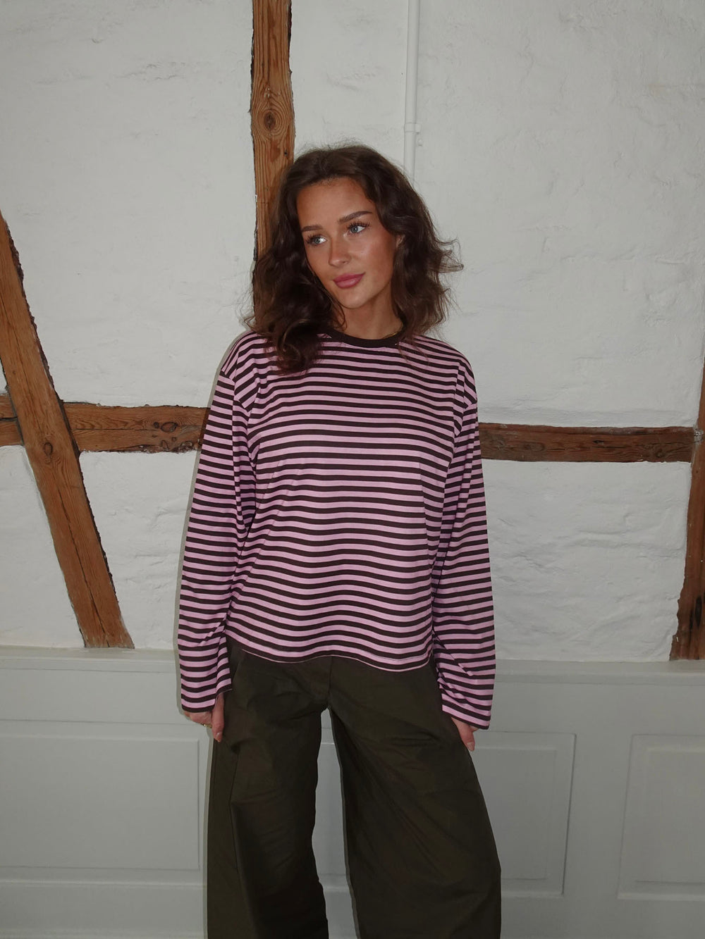 "Main character energy" bluse med striber - Pink/brun/gul