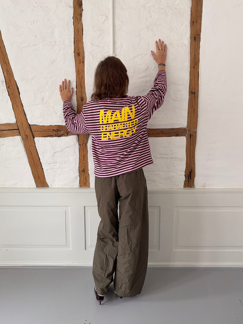 "Main character energy" bluse med striber - Pink/brun/gul