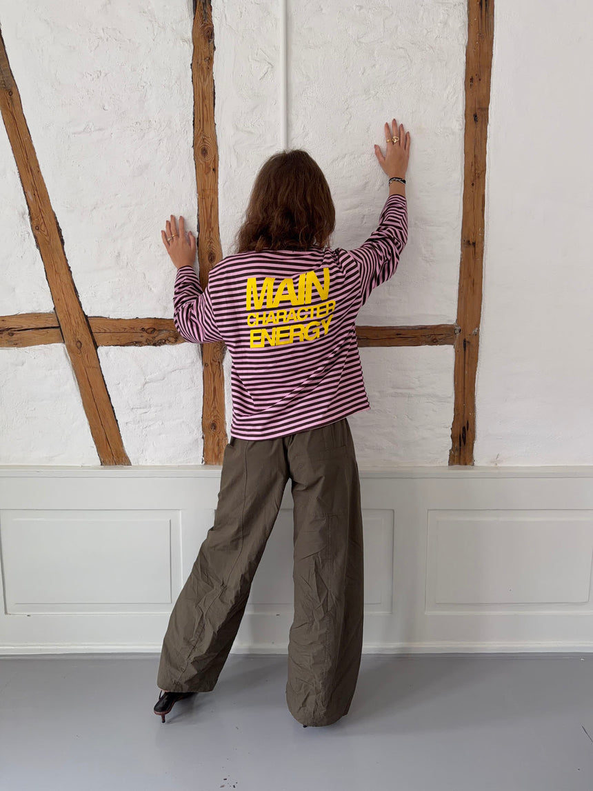 "Main character energy" bluse med striber - Pink/brun/gul
