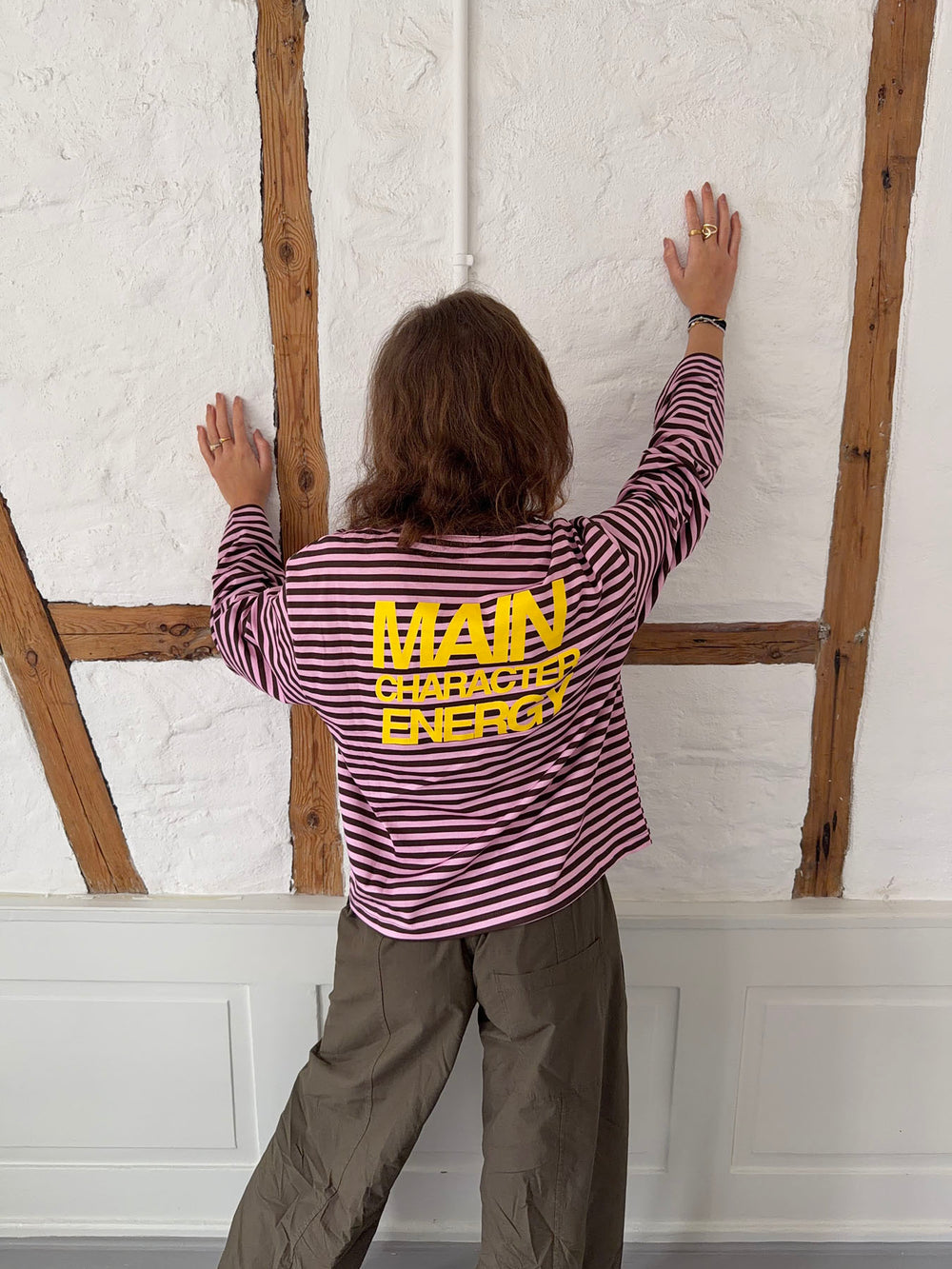 "Main character energy" bluse med striber - Pink/brun/gul