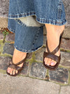 Fabra sandal med kilehæl - Brun