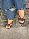 Fabra sandal med kilehæl - Brun