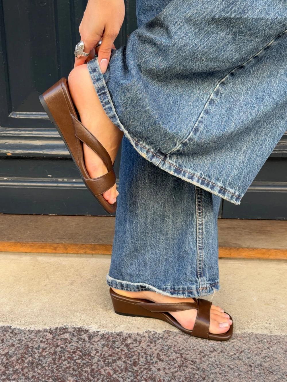 Fabra sandal med kilehæl - Brun