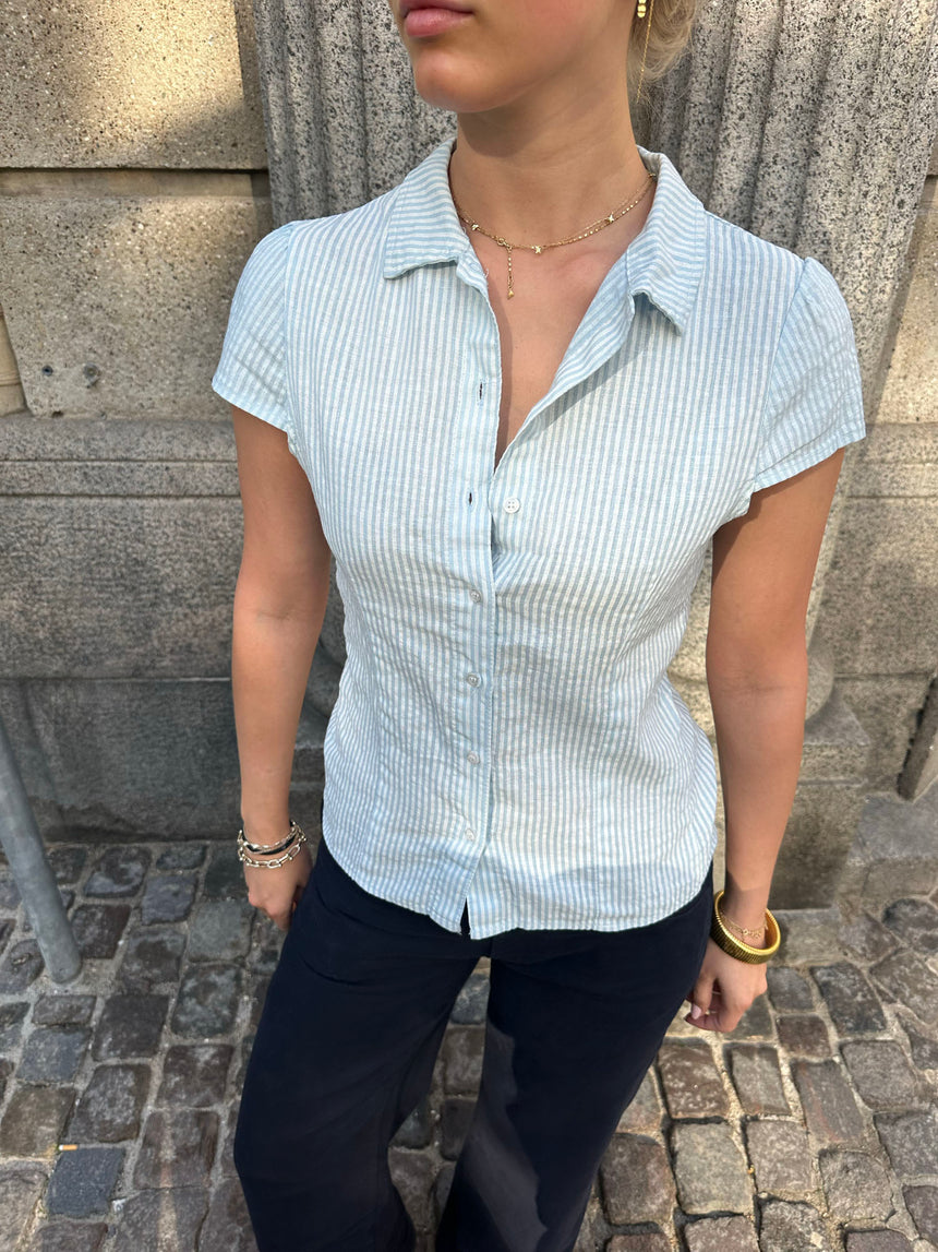Sofie figursyet skjorte med korte ærmer - Lyseblå/hvid