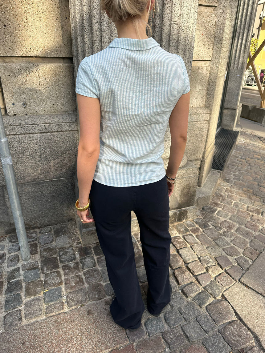 Sofie figursyet skjorte med korte ærmer - Lyseblå/hvid
