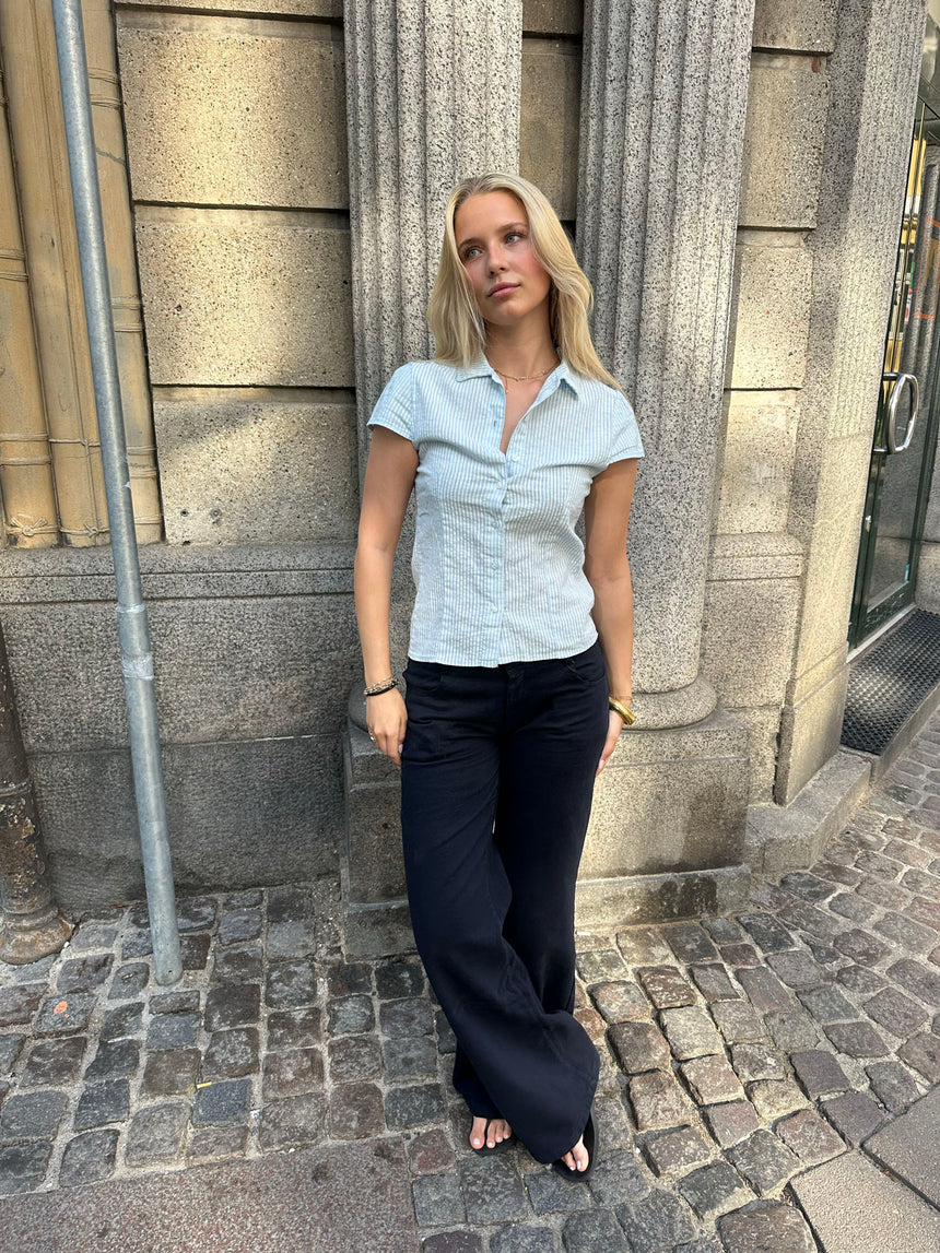 Sofie figursyet skjorte med korte ærmer - Lyseblå/hvid