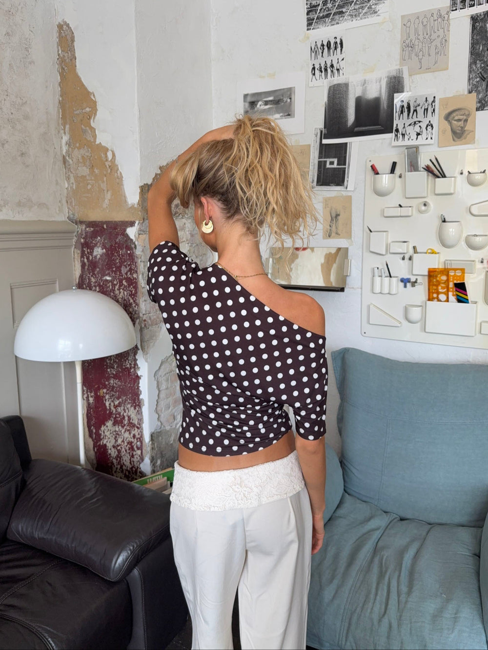 Florine figursyet t-shirt med polkaprikker - Brun/hvid