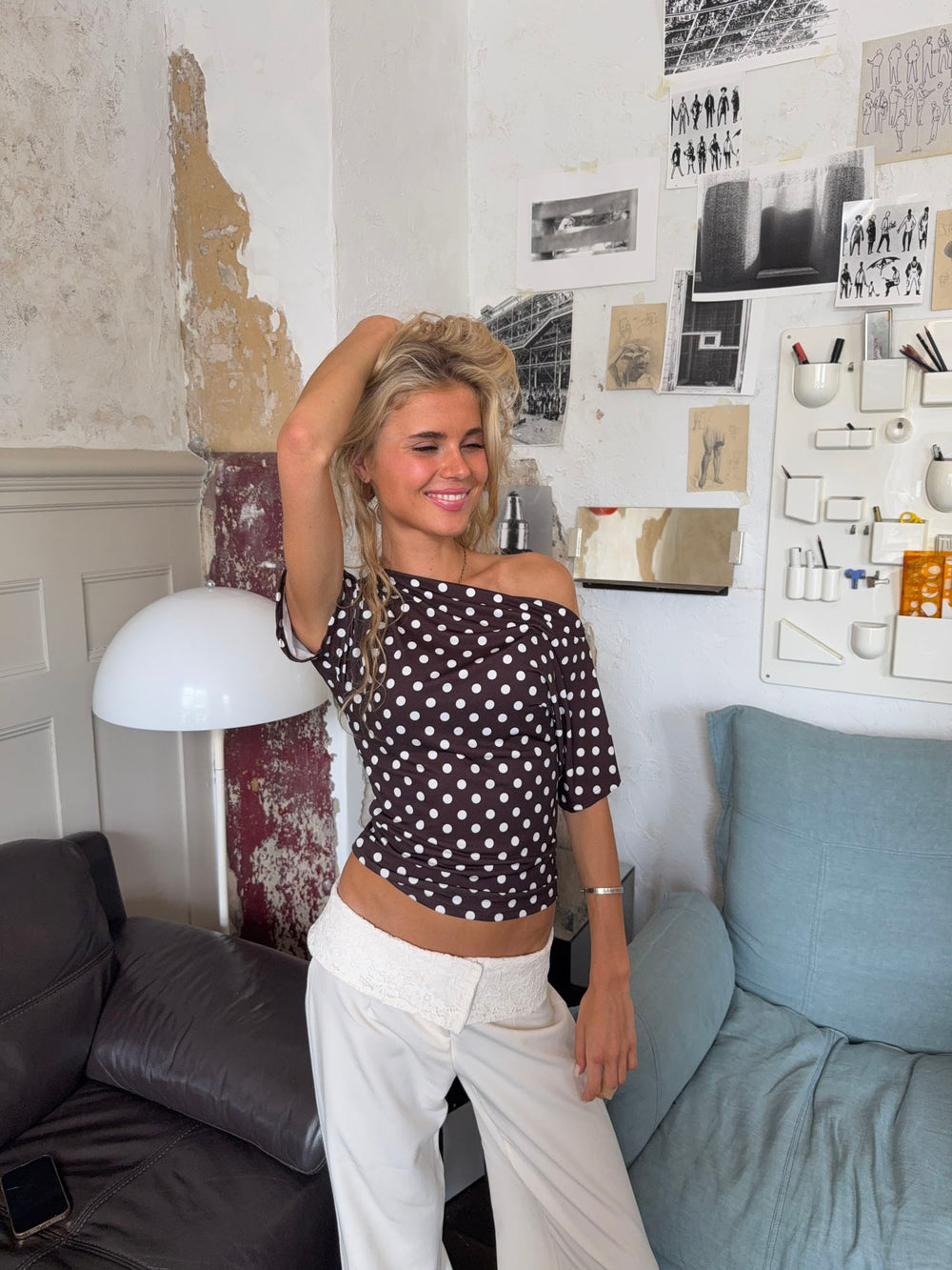 Florine figursyet t-shirt med polkaprikker - Brun/hvid