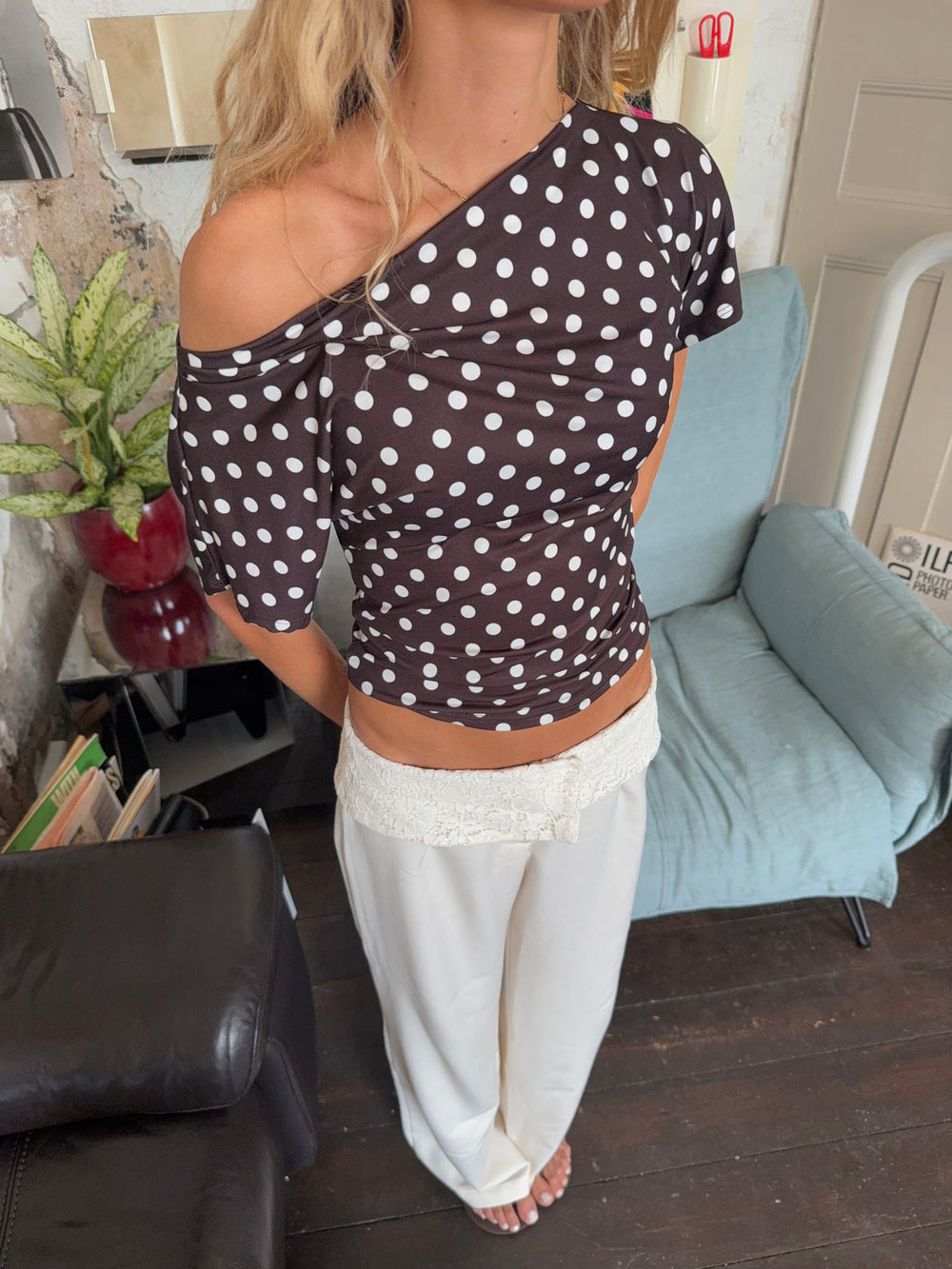 Florine figursyet t-shirt med polkaprikker - Brun/hvid