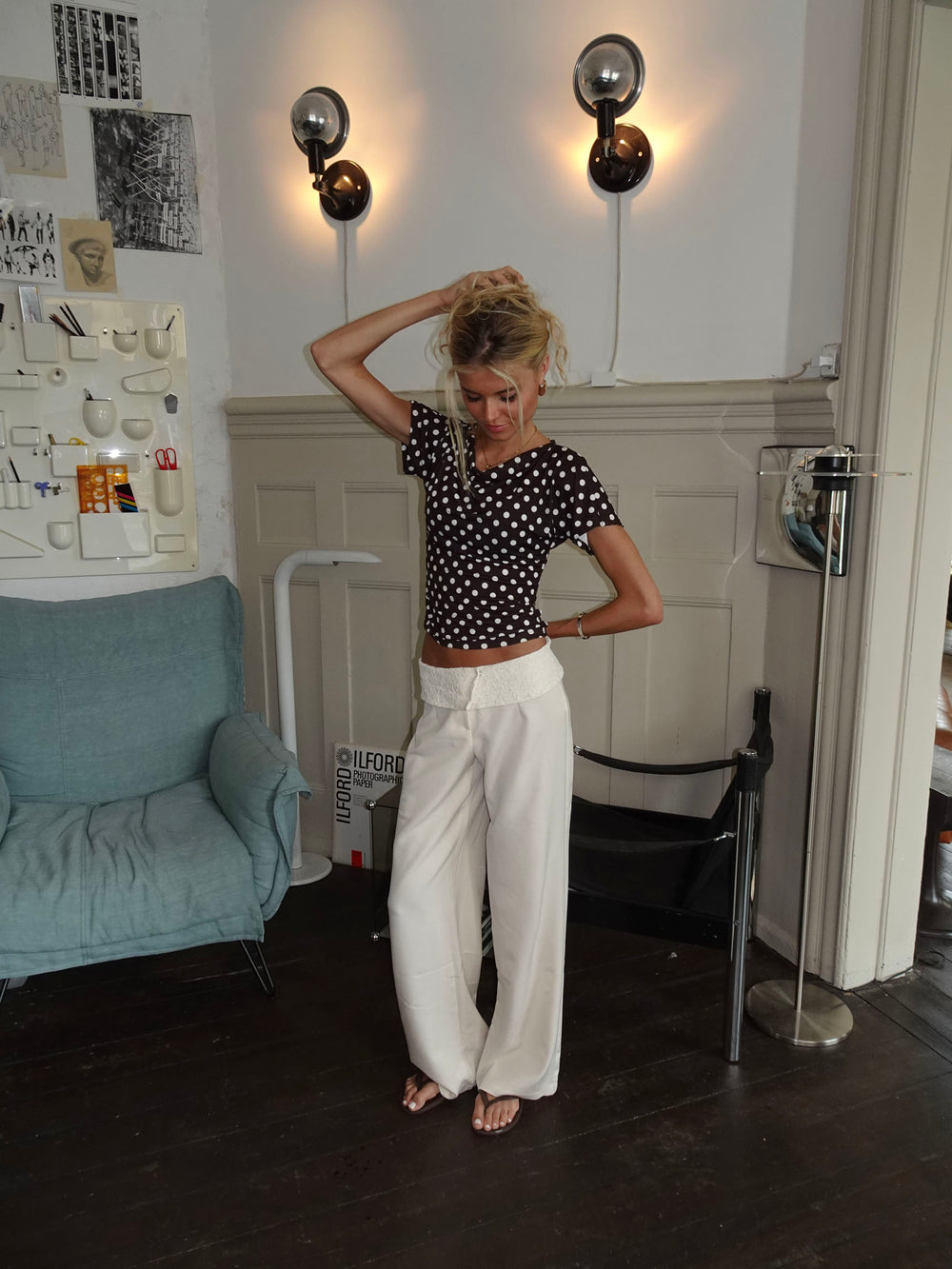 Florine figursyet t-shirt med polkaprikker - Brun/hvid