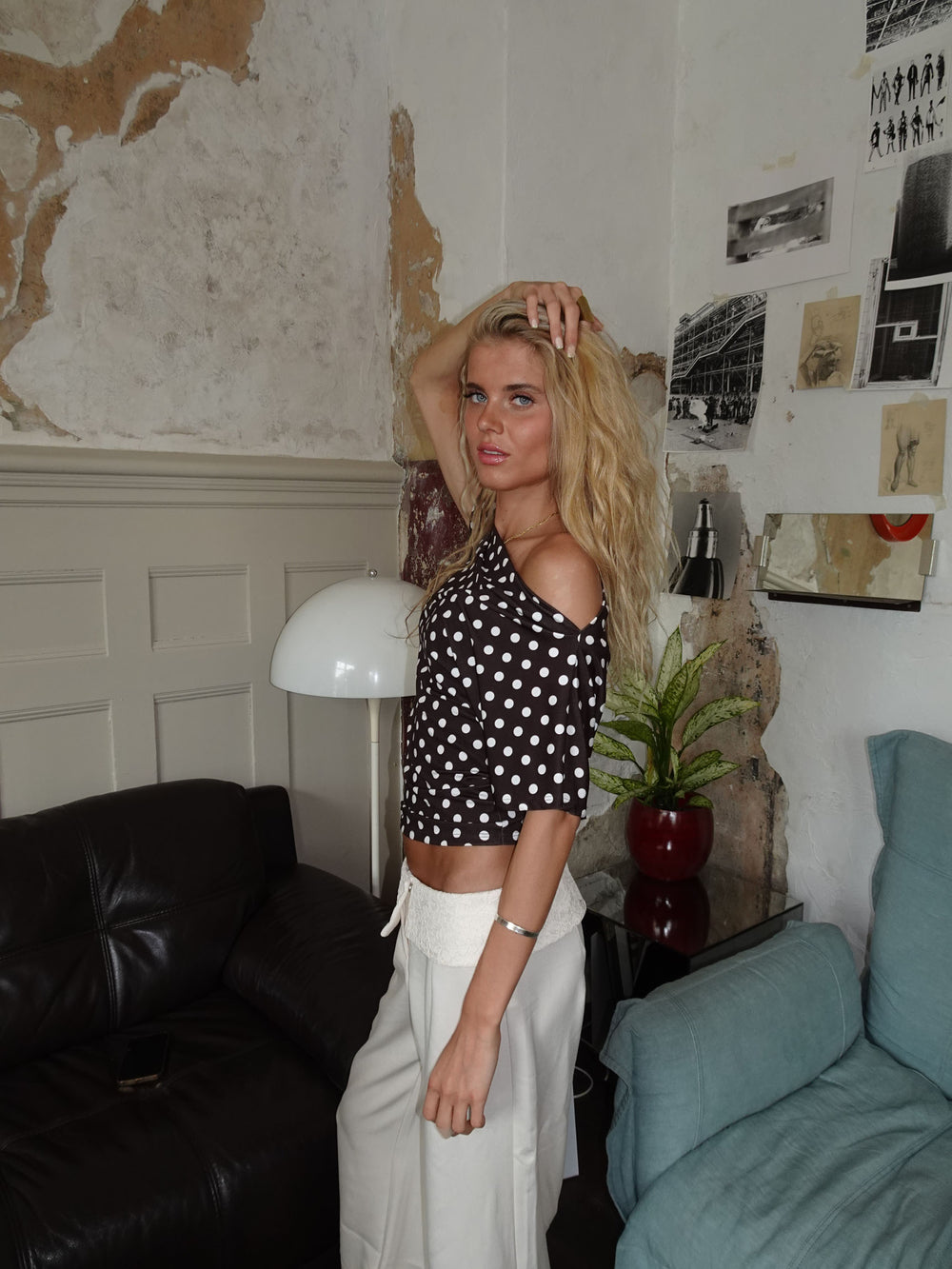 Florine figursyet t-shirt med polkaprikker - Brun/hvid