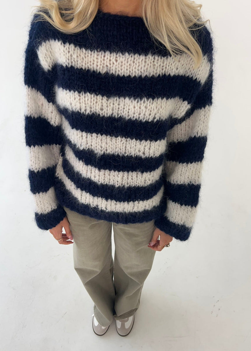 Anna Olympia Strik Navy – Strikkeopskrift & Garnpakke (deluxe)