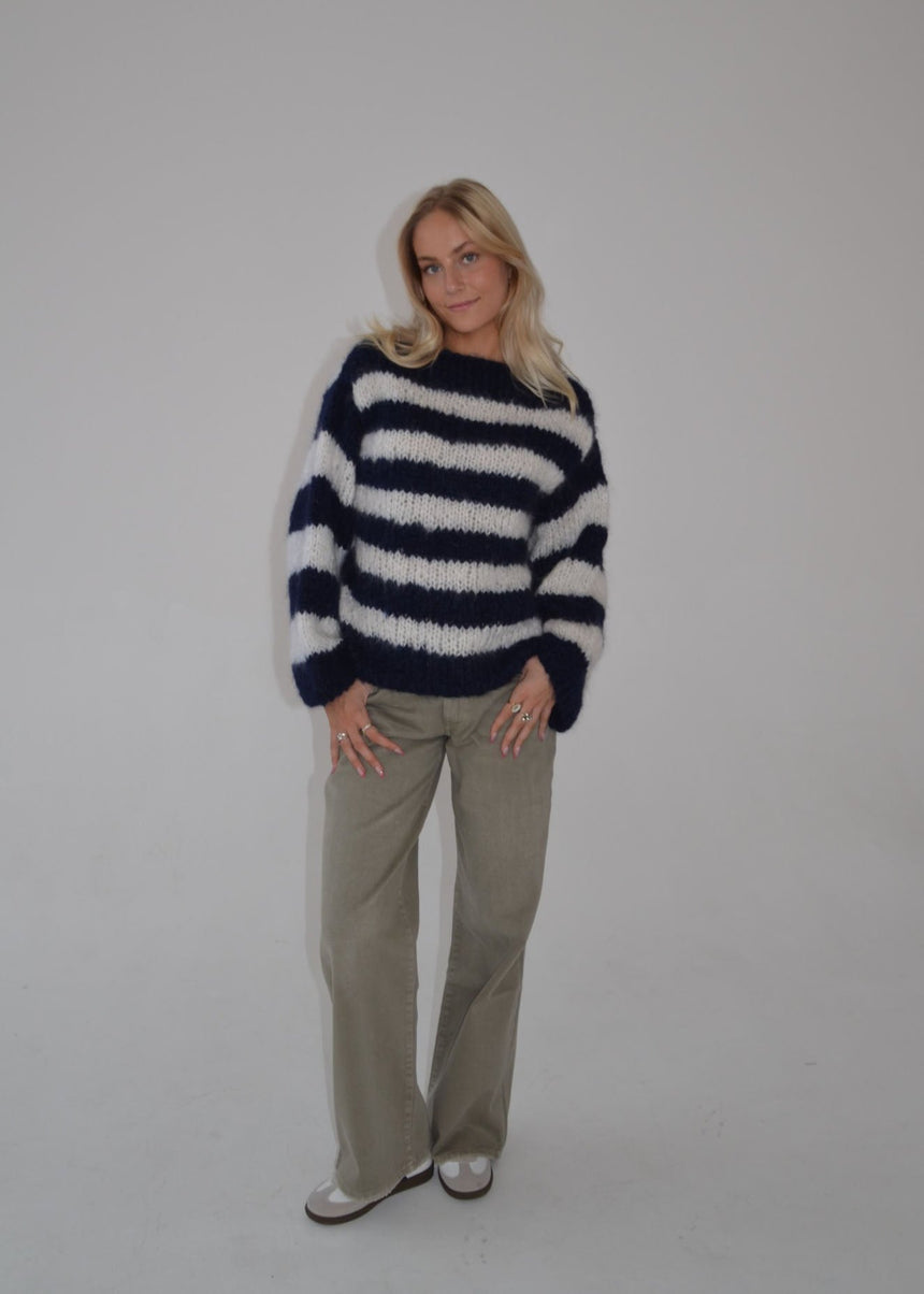 Anna Olympia Strik Navy – Strikkeopskrift & Garnpakke (deluxe)