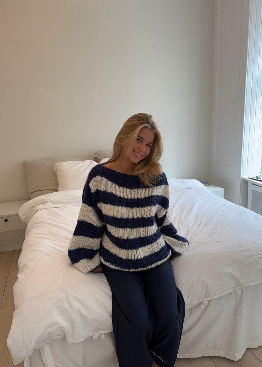 Anna Olympia Strik Navy – Strikkeopskrift & Garnpakke