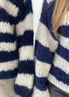 Anna Olympia Strik Navy – Strikkeopskrift & Garnpakke (deluxe)