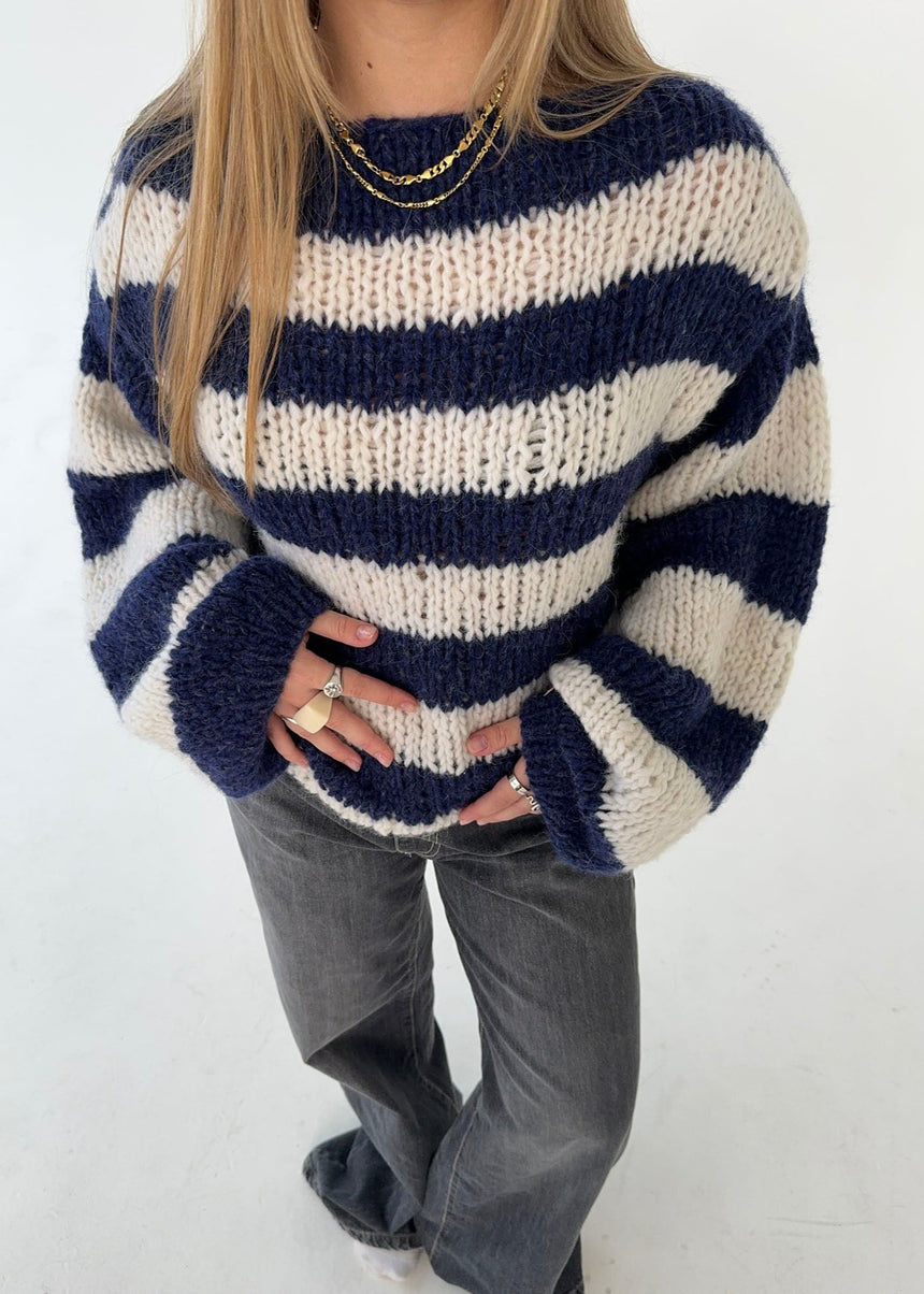 Anna Olympia Strik Navy – Strikkeopskrift & Garnpakke