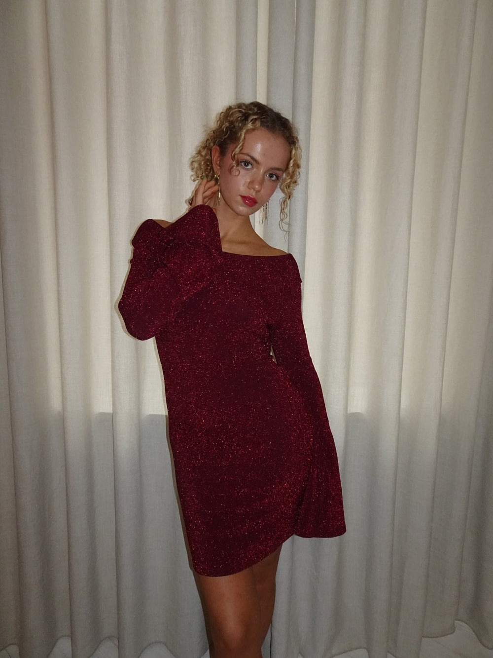 Solange glitterkjole med åben ryg - Rød