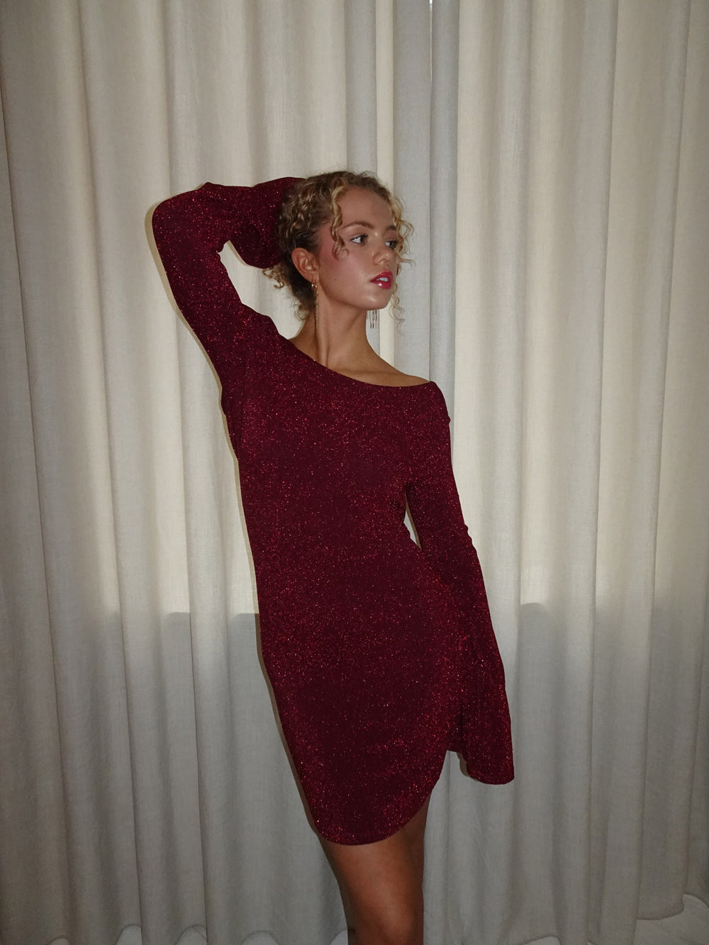 Solange glitterkjole med åben ryg - Rød
